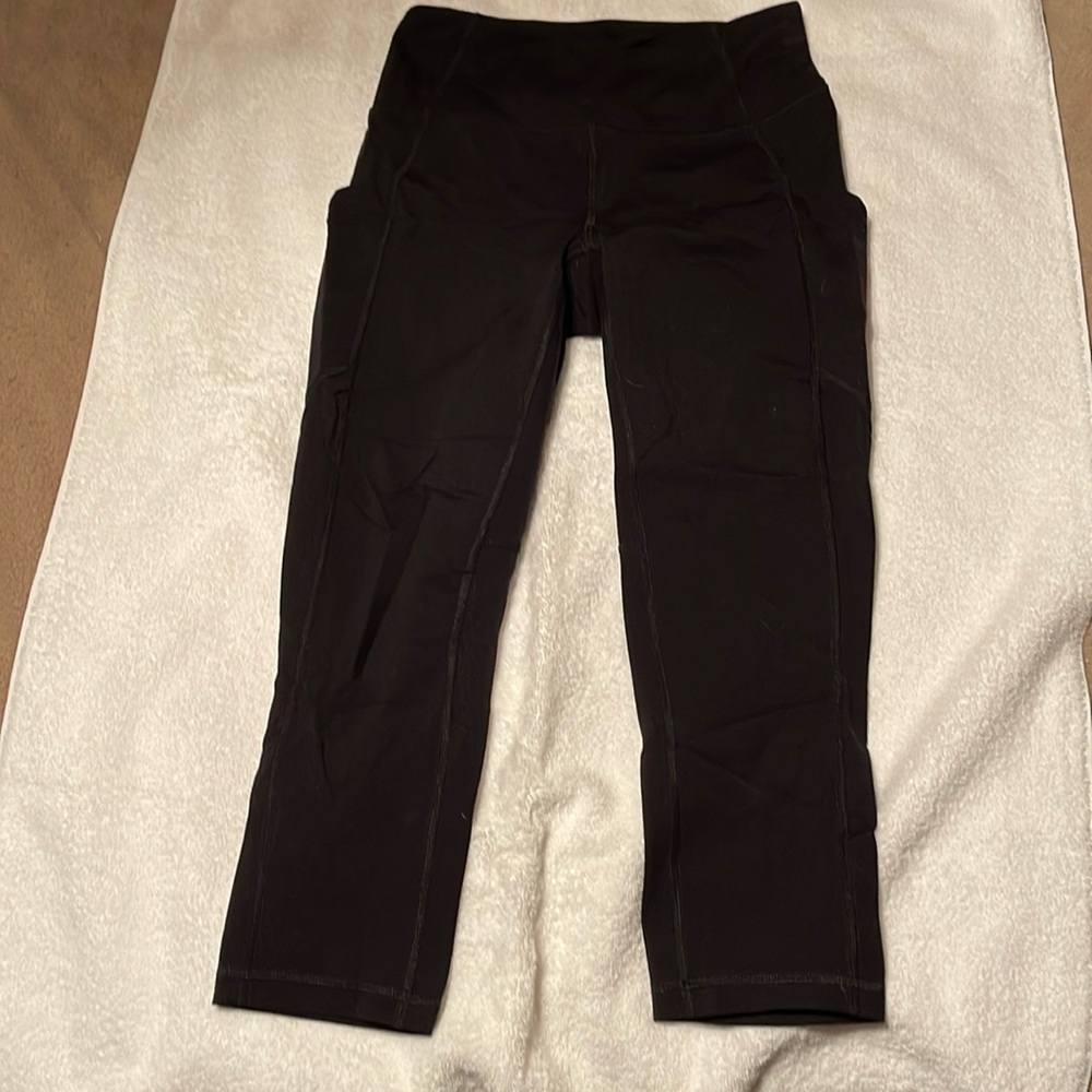 Two gear shape wear capris